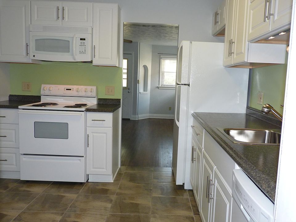 Porcelain tile, newer cabinets with pull outs