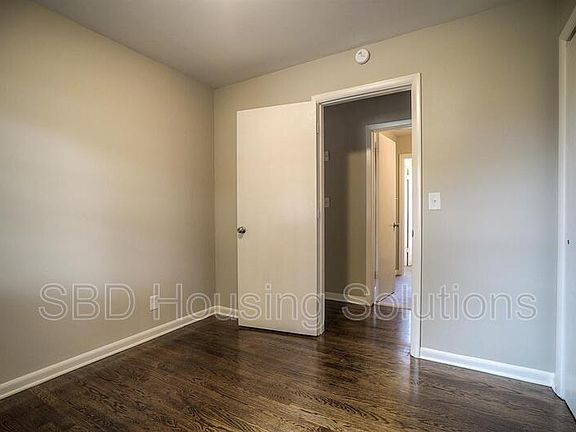 3rd image of 610 E 110th Ter