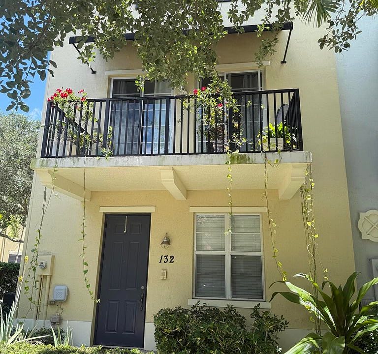 1st image of 132 Greenwich Cir