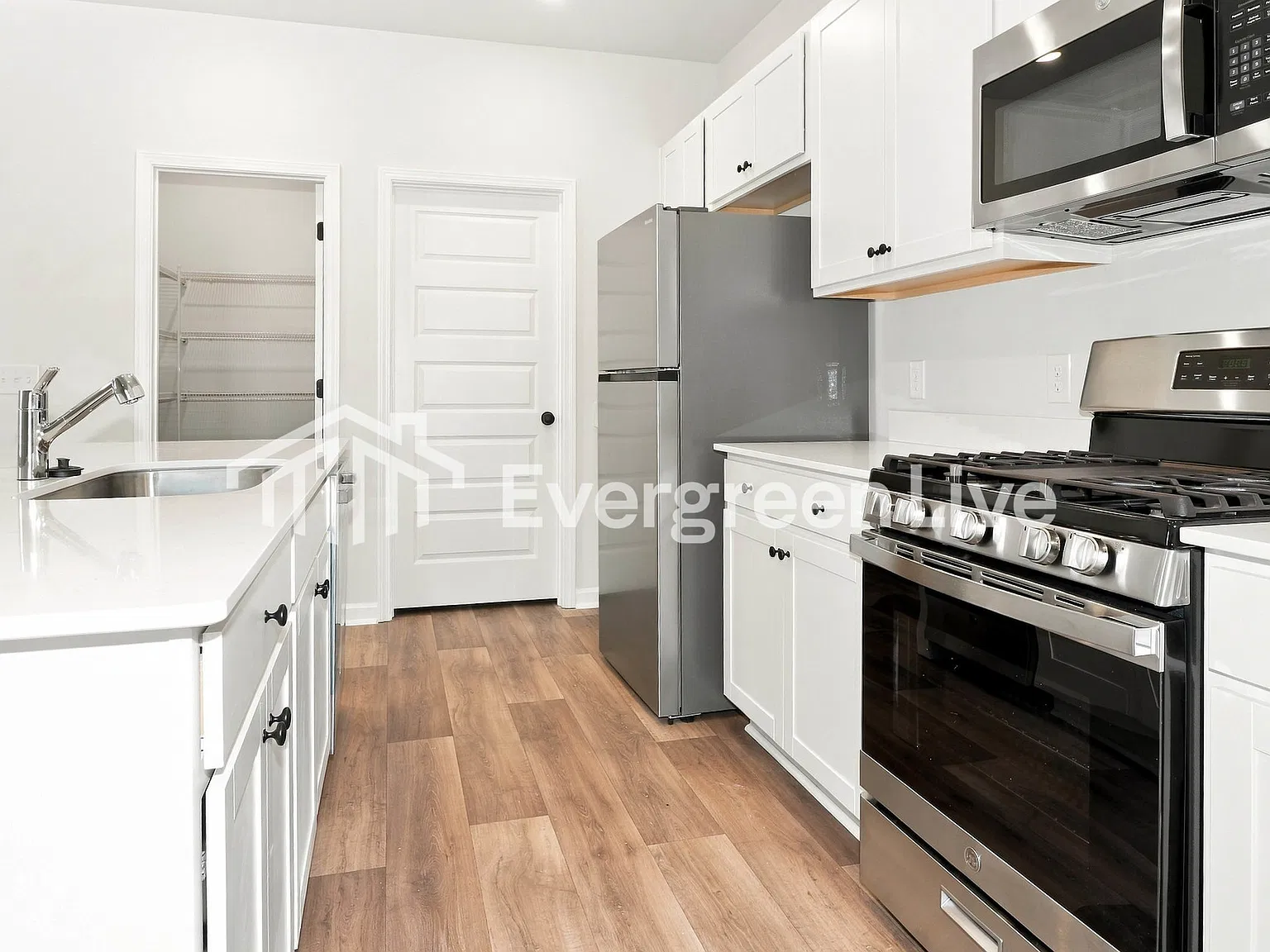 5 bed, 2.5 bath, 2357 sqft, $2,870 — Photo 2