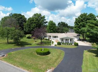 613 N West St, Raymond, IL 62560