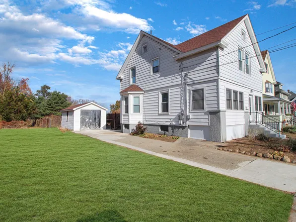 79 School Street, New London, CT 06320