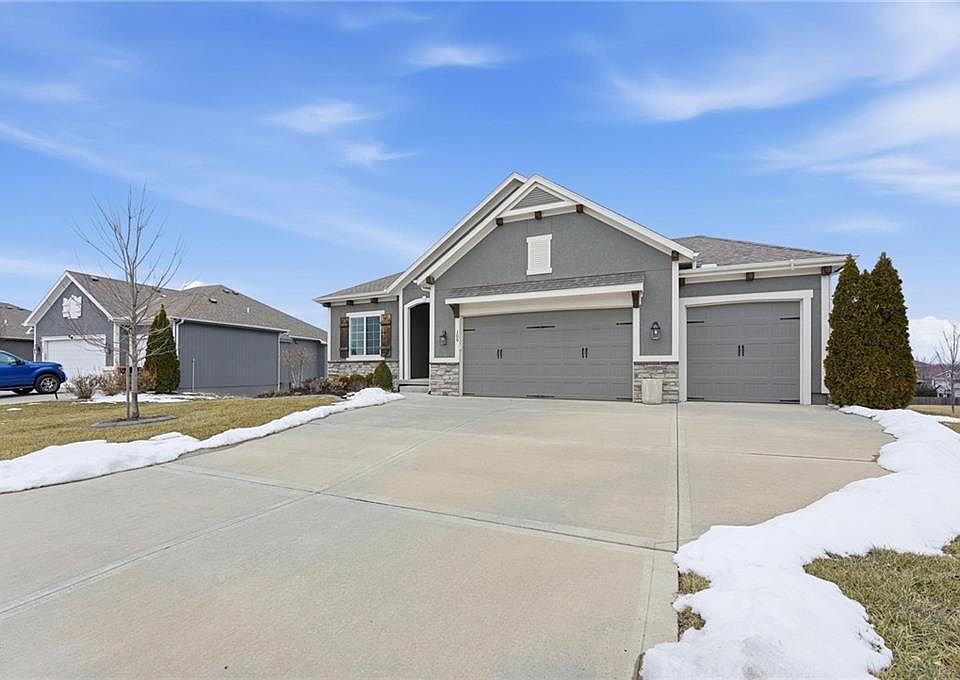 1st image of 109 SE Riley St