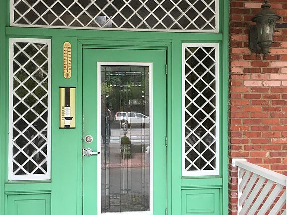 Beautiful entrance with self-locking door for extra security. The Garland adheres to the Inman Park Neighborhood Association's architectural guidelines.