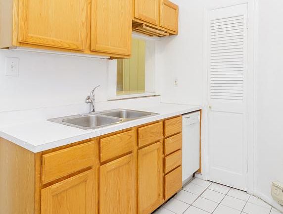 5th image of 1216 N Dearborn St #1220B2