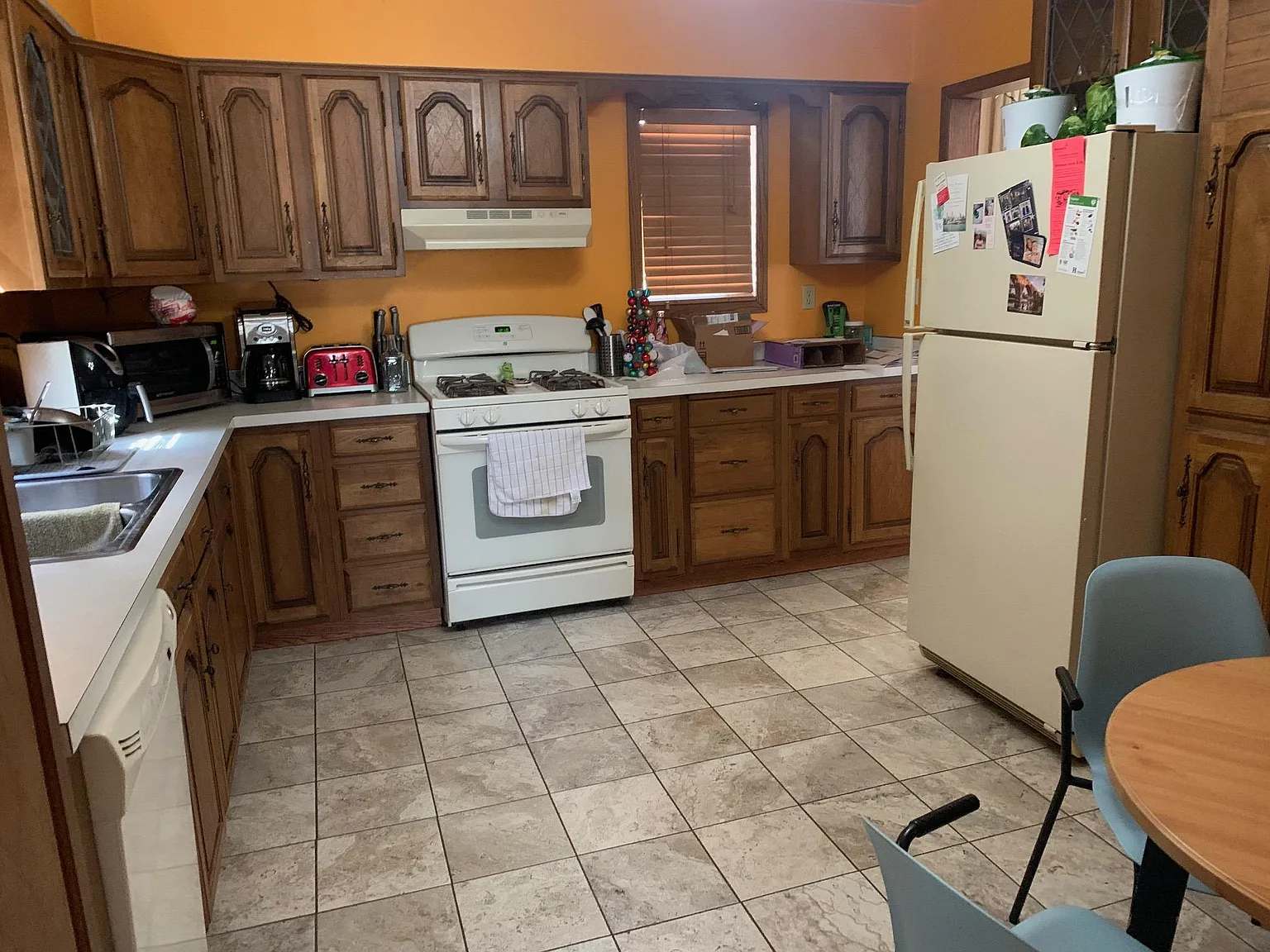 4 bed, $2,860 — Photo 2