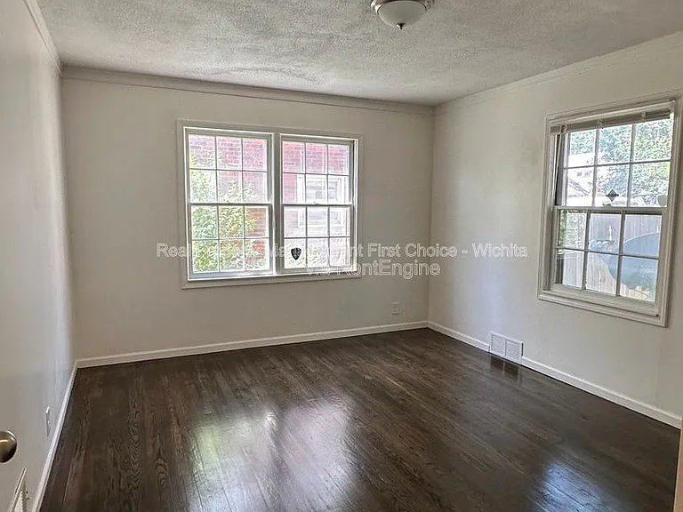 333 N Oliver St — Photo 8