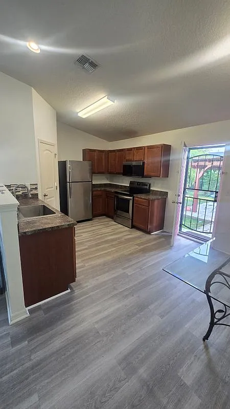 3 bed, 2.0 bath, 1513 sqft, $2,200 — Photo 1