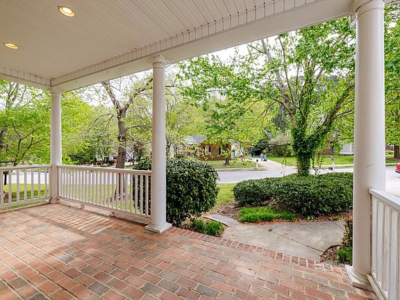 3rd image of 1009 E Oak Dr