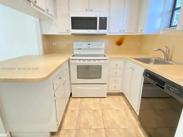 8290 Lake Dr, Doral, FL