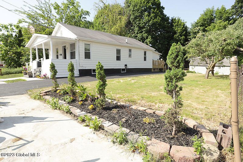 3rd image of 820 Bradt Street