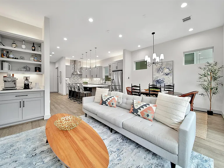 1205 E 28th St — Photo 16