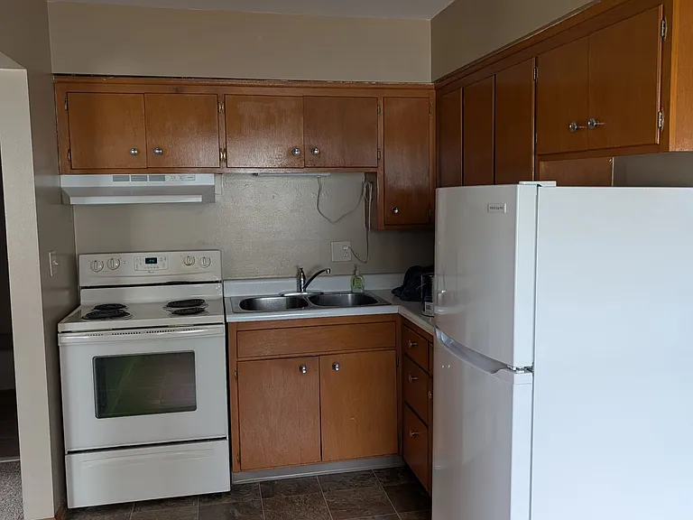 Kitchen (colors/finishes may vary)