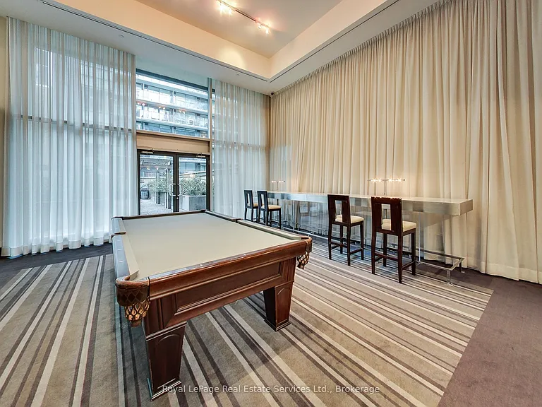 438 King St W #402 — Photo 33