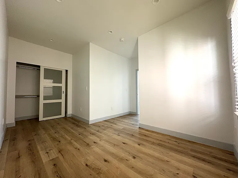 729 Lime Ave #11 — Photo 8