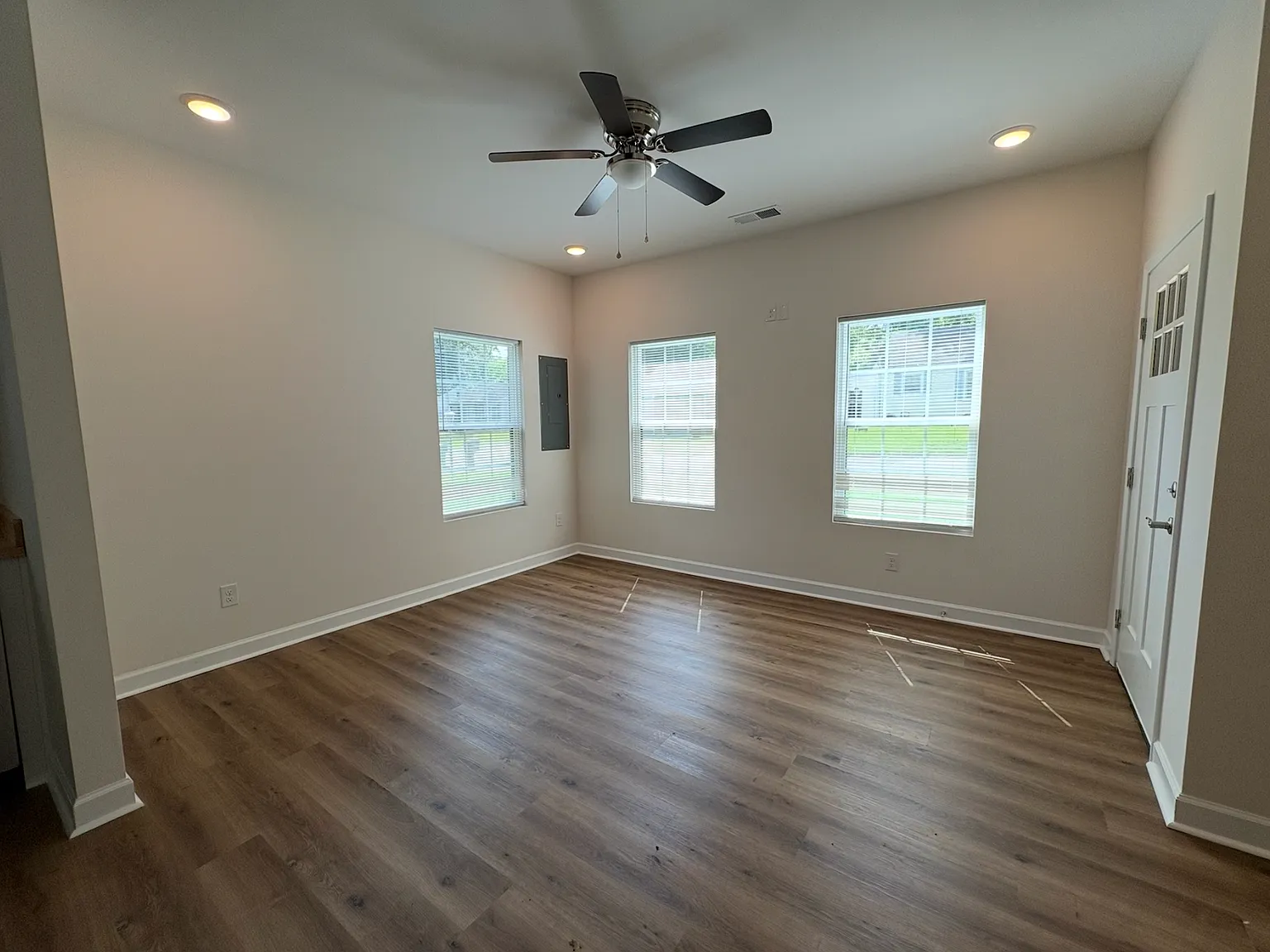 3 bed, 2.5 bath, 1300 sqft, $2,000 — Photo 2