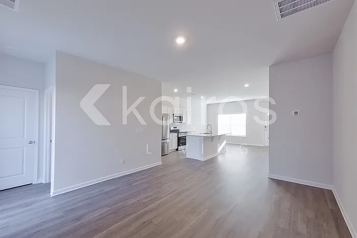 3 bed, 2.5 bath, 1300 sqft, $1,549 — Photo 4