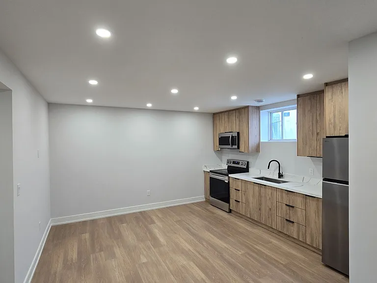 7394 Splendour Dr #LOWER — Photo 5