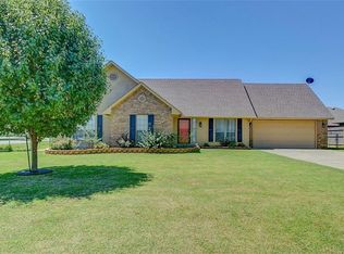 402 W Locust St, Tuttle, OK 73089