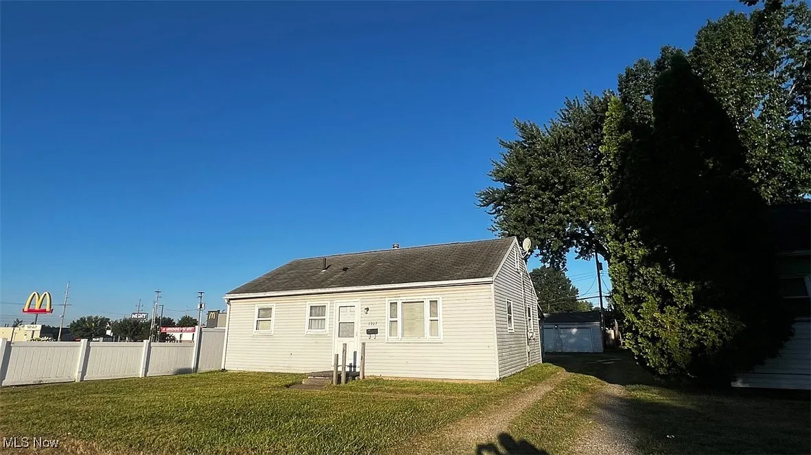 1927 Harmont Ave NE photo 1