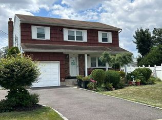 89 Hillside Ln, Syosset, NY 11791