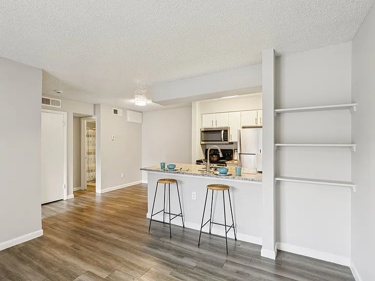 Claro Court Apartments — Photo 6