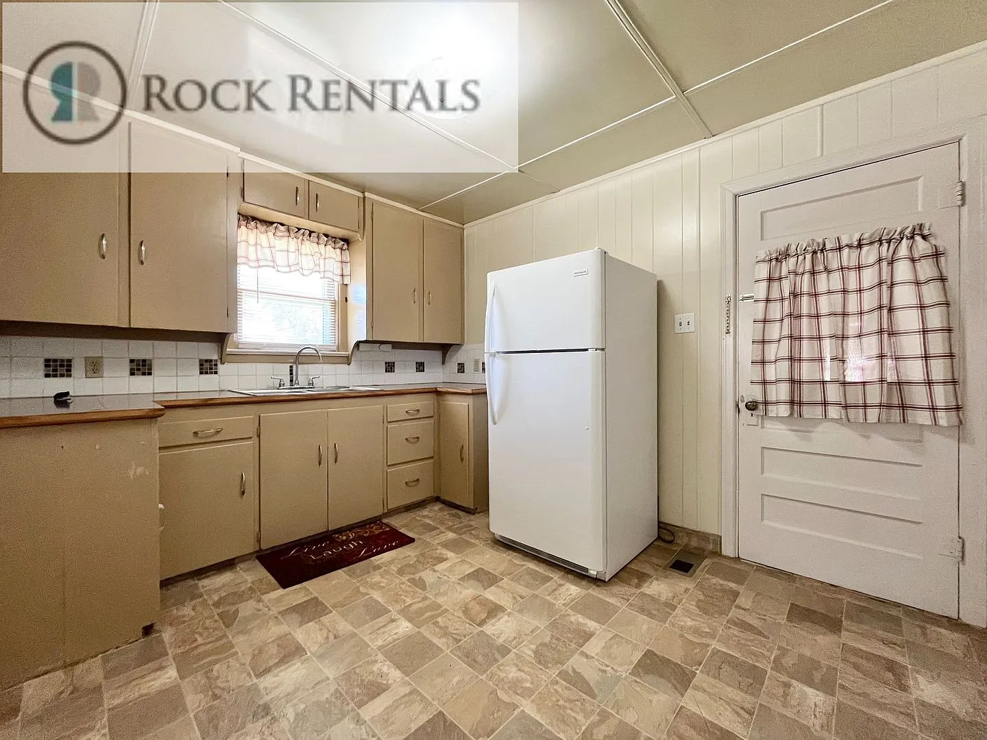 2 Bed 1 Bath House with Garage — Photo 3