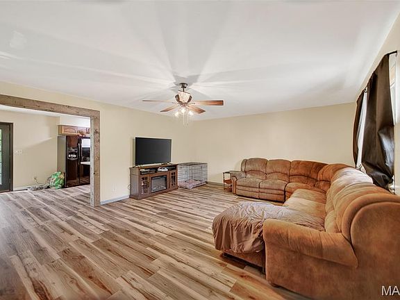 5th image of 23639 Hawaii Rd