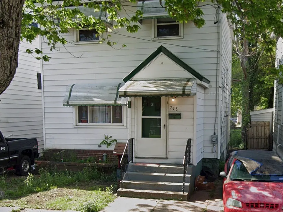 748 E 7th St