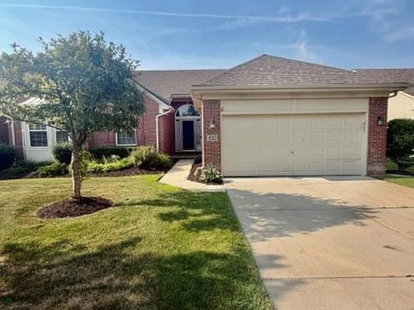830 Woodhaven Dr, Commerce Township, MI 48390