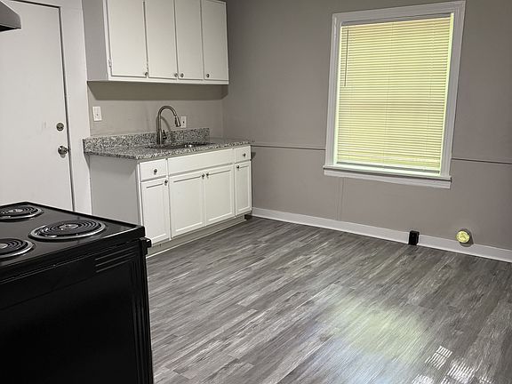 5th image of 109 Wright St