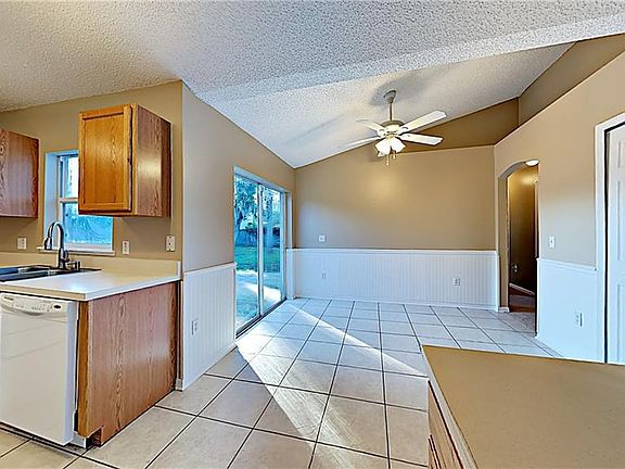 4th image of 737 Alderwood Ave