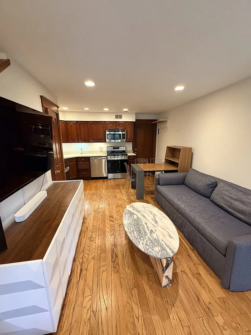 2 bed, 1000 sqft, $2,360 — Photo 2