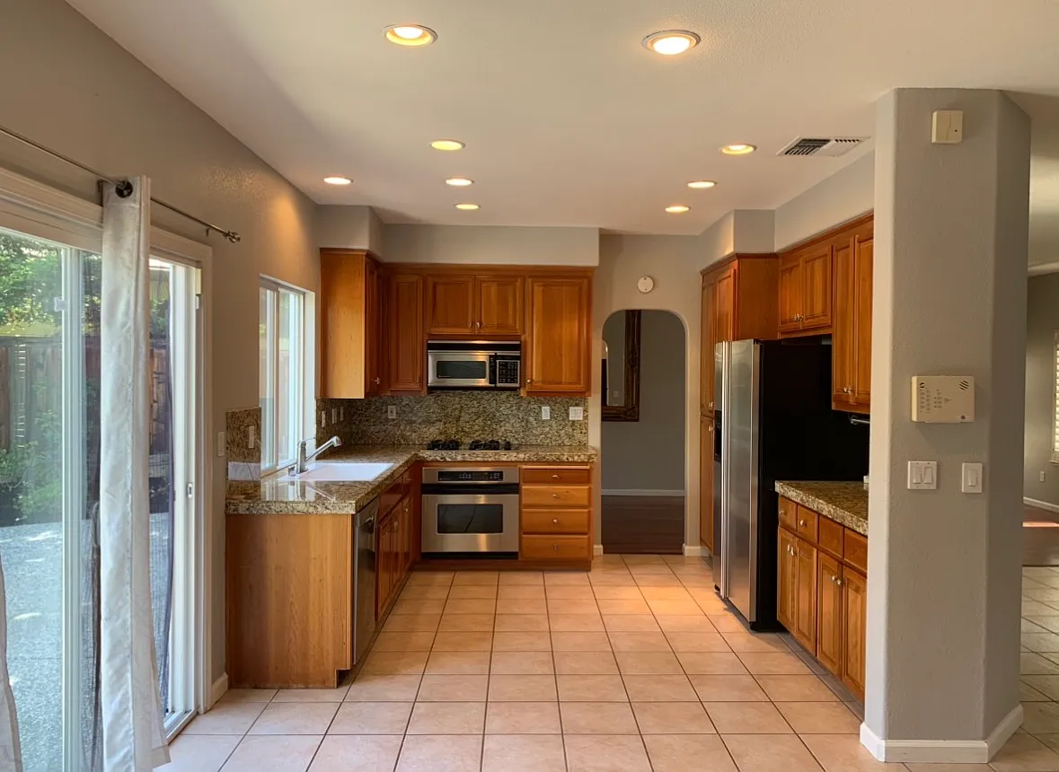 4 bed, 2.5 bath, 2171 sqft, $4,985 — Photo 3