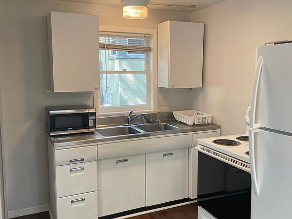 3rd image of 829 25th Ave SE #2