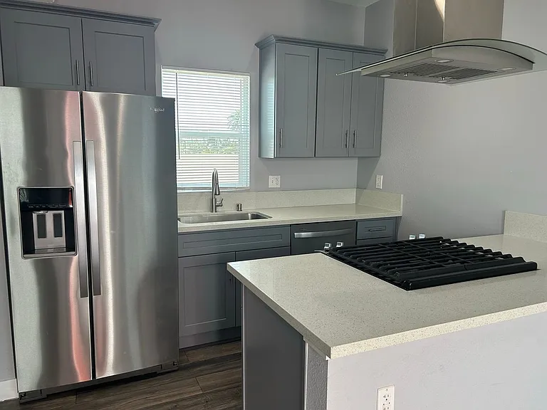 845 E 6th St — Photo 12