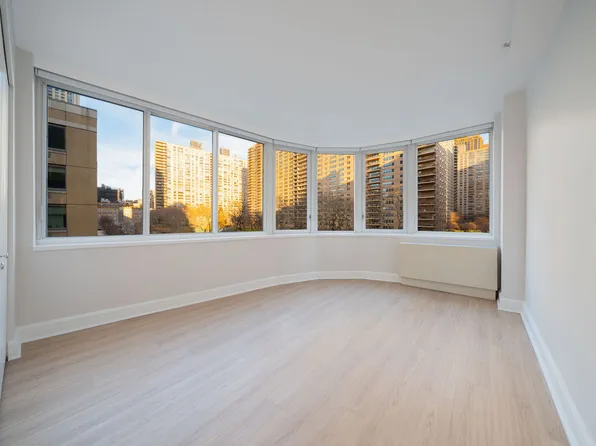 140 Riverside Boulevard image 1 of 14