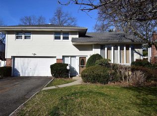 17 Solar Ln, Albertson, NY 11507