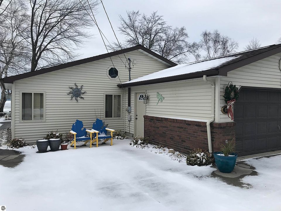 1st image of 938 Iroquois Ave