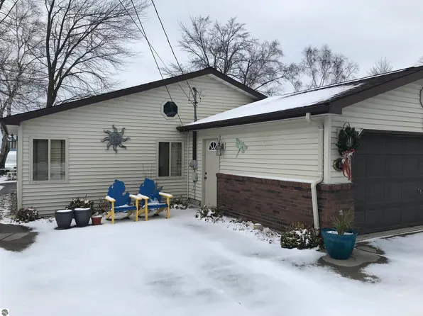 938 Iroquois Ave, Prudenville, MI 48651