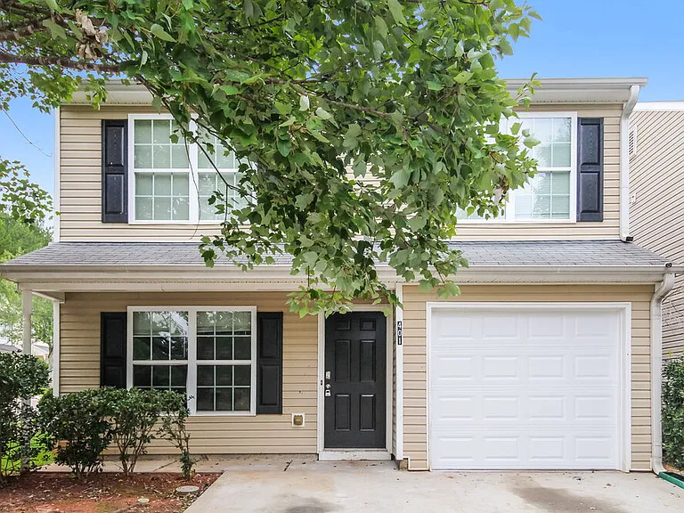 401 Kendall Ln — Photo 1