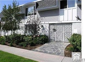 Small quaint complex only 12 units.