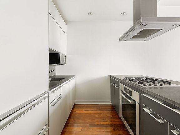 3rd image of 101 Warren St APT 790
