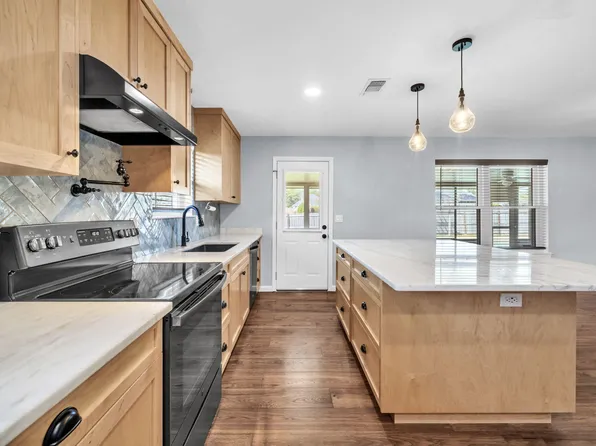 2005 Plumosa Palm Dr, Niceville, FL 32578