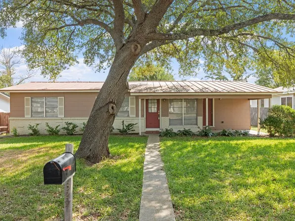 329 W Mulberry St, Fredericksburg, TX 78624