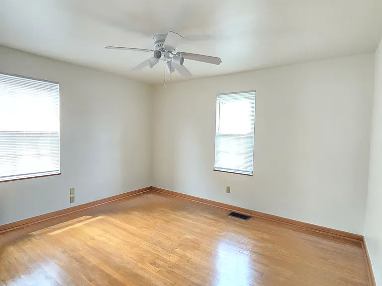 1071 S Cassingham Rd — Photo 4