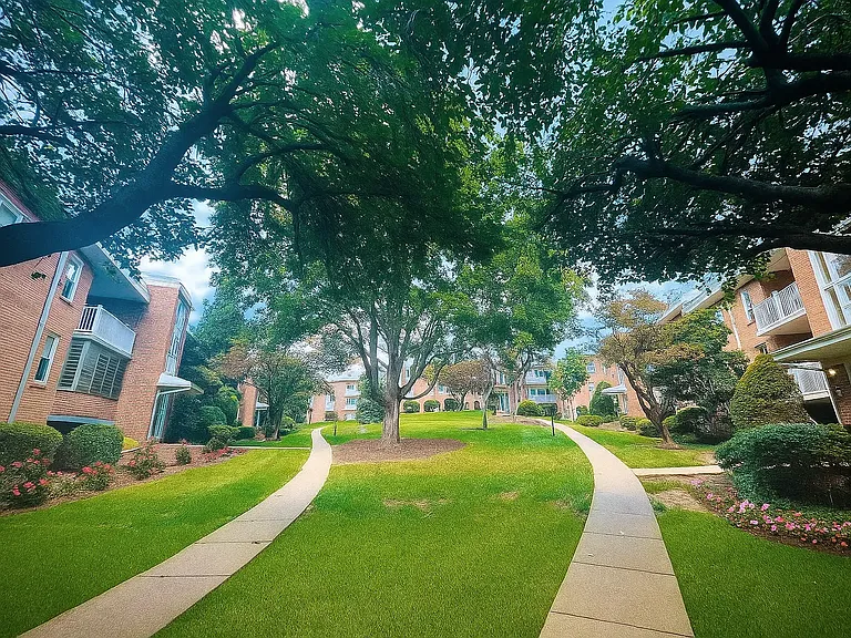 Woodcliffe Manor Apartments — Photo 7