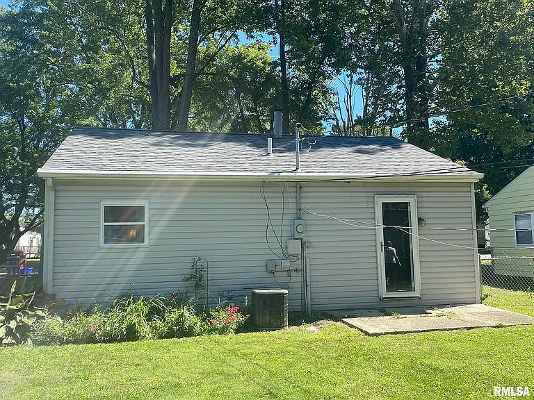 2845 S Hoover Ave — Photo 13