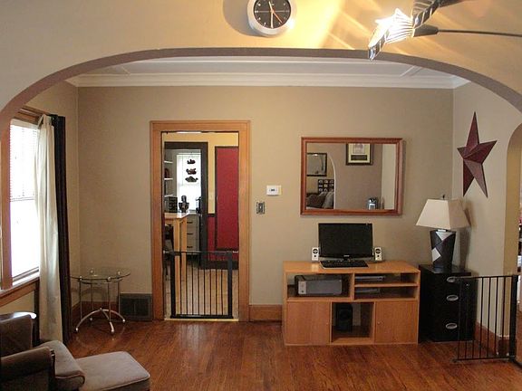 4th image of 2210 Broadway