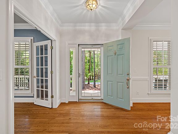 3rd image of 128 Windy Knoll Ln